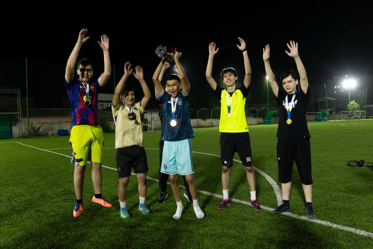 AFC turniridan keyin medal bilan quvonayotgan futbolchilar
