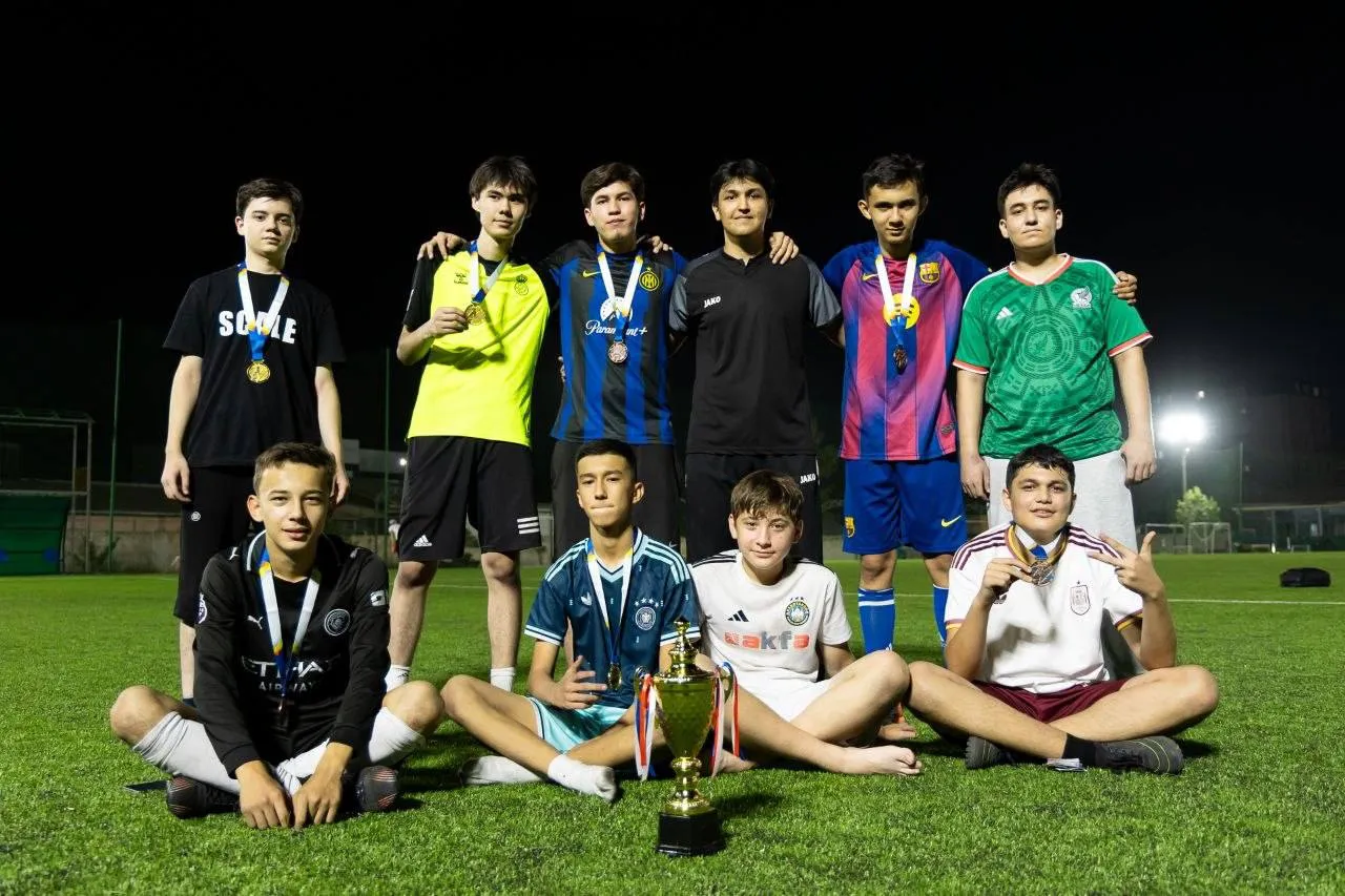 AFC turnirida kubok va medallar bilan futbolchilar